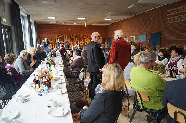 Preisverleihung in der Grundschule Heiligenloh - Publikum im Saal