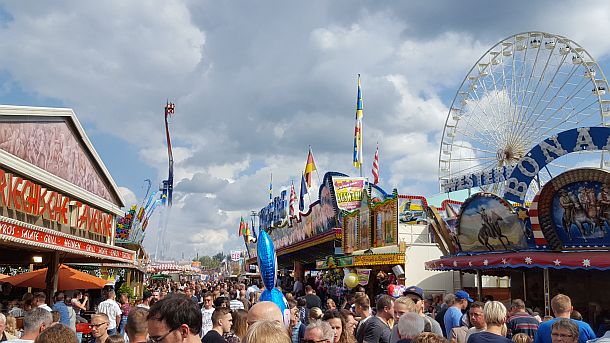 Blick über den gut besuchten Blasheimer Markt