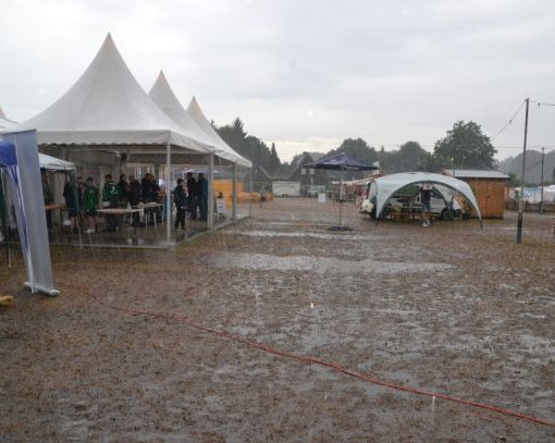 Blick aufs Festzelt bei Regen