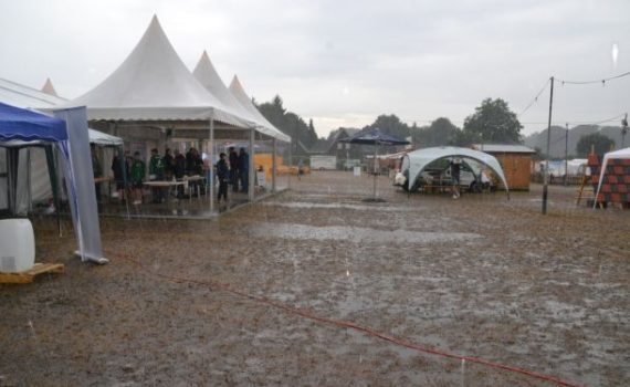 Blick aufs Festzelt bei Regen