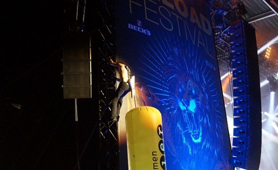 Joel O'Keeffe auf der Traverse der EMP-Bühne - Reload 2016