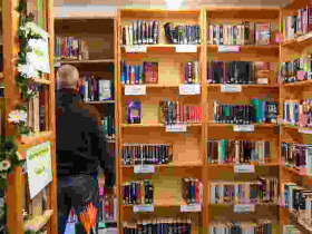 Besucher in der Bücherei