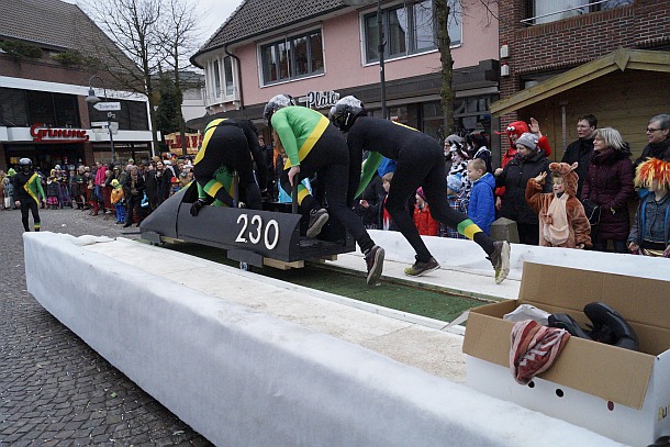 Viererbob vom Wagen aus - Dammer Straßenkarneval 2016Viererbob vom Wagen aus - Dammer Straßenkarneval 2016
