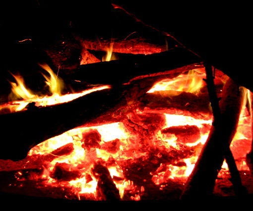 Feuerglut im Osterfeuer 2016
