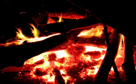 Feuerglut im Osterfeuer 2016