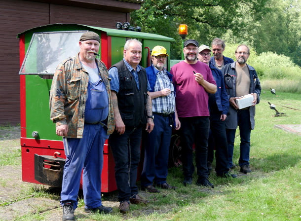 Freistätter Feldbahndiplomanden im Juni 2016 (Dr. Stefan Schneider im roten T-Shirt) Freistätter Feldbahndiplomanden im Juni 2016 (Dr. Stefan Schneider im roten T-Shirt)