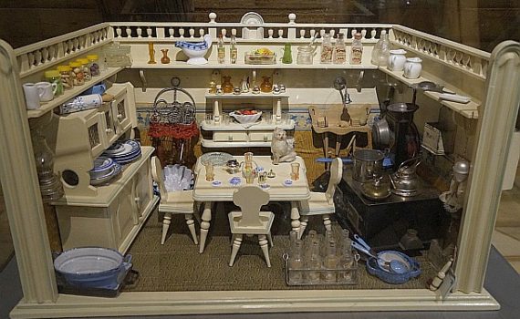 Miniatur-Wohnküche der Glashütte Gernheim