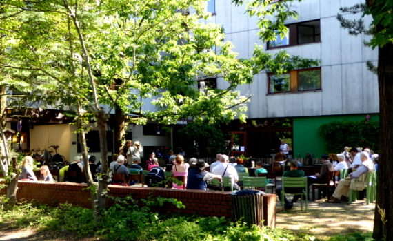 Hofgottesdienst vor Haus Fernblick