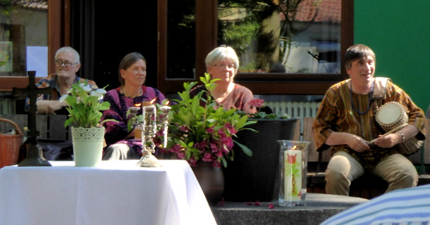 Gottesdienst Haus Fernblick: Altar mit Kerzen