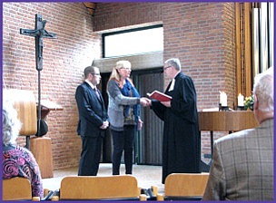 Handschlag Jürgen Fuchs mit Pastor Sundermann