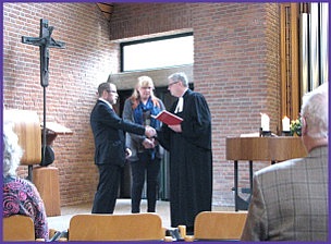 Handschlag Antje Mallmann mit Pastor Sundermann