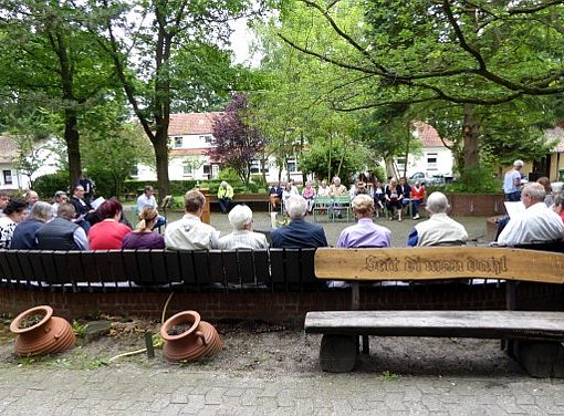 Hofgottesdienst mit Pastor Michael Herzer vor Haus Fernblick in Freistatt
