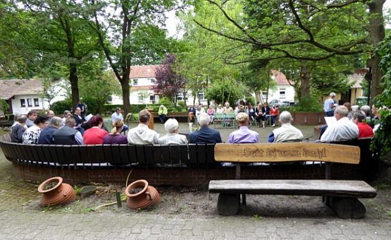 Hofgottesdienst mit Pastor Michael Herzer vor Haus Fernblick in Freistatt