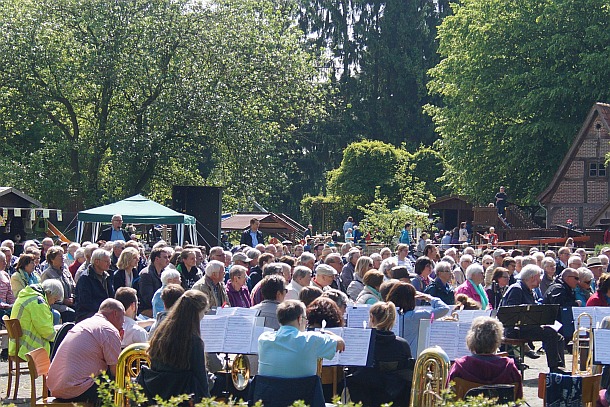 Musiker und Besucher gemeinsam auf dem Jahresfest Freistatt