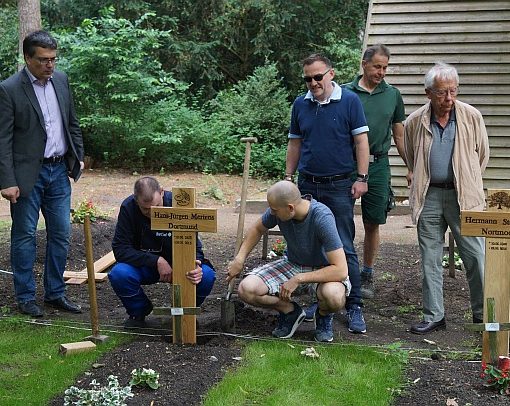 Gemeinsame Begutachtung der Arbeit - Friedhof Freistatt