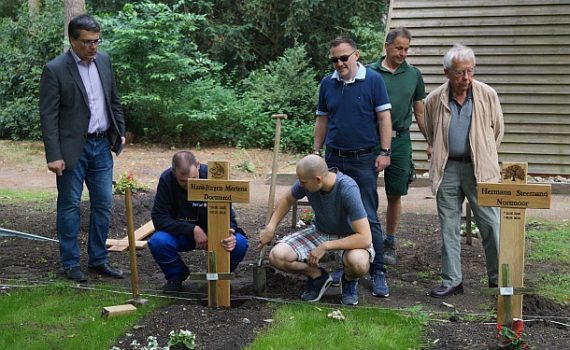 Gemeinsame Begutachtung der Arbeit - Friedhof Freistatt