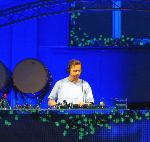Martin Solveig hochkonzentriert in Feierlaune
