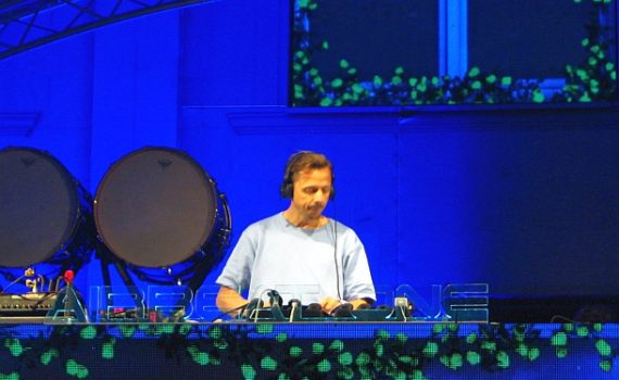 Martin Solveig hochkonzentriert in Feierlaune