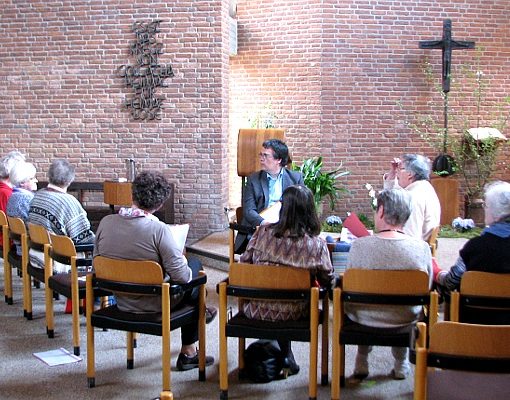 Frauengruppe mit Interviewrunde in der Moorkirche