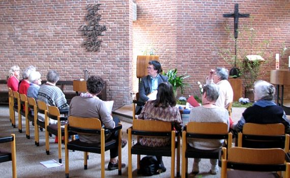Frauengruppe mit Interviewrunde in der Moorkirche