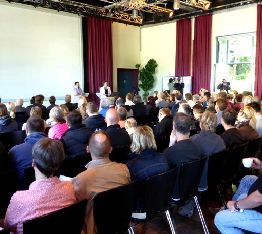 Betheler Nachtreffen "MitWIRken verändert" - Begrüssung der Teilnehmer durch das Moderations-Team Nikola Puls-Heckersdorf und André Sauer