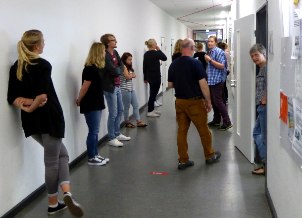 Studenten als Werteskala beim Warm Up in Vechta