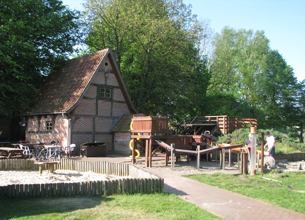 Altes Backhaus und Reparatur der Wasserspiele