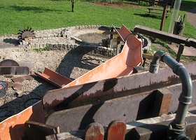 Zerstörungen mit Wasserschaden im Sinnesgarten