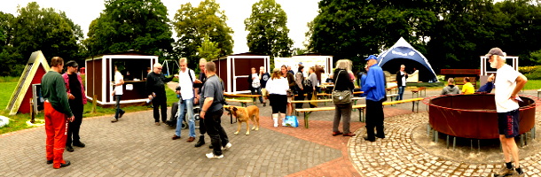 Buntes Leben auf dem runden Platz im Sinnesgarten - Sommercamp Freistatt 2016