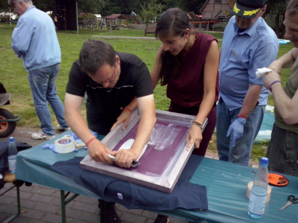Jaquelines Siebdruck-Workshop bei der Arbeit Jaquelines Siebdruck-Workshop bei der Arbeit