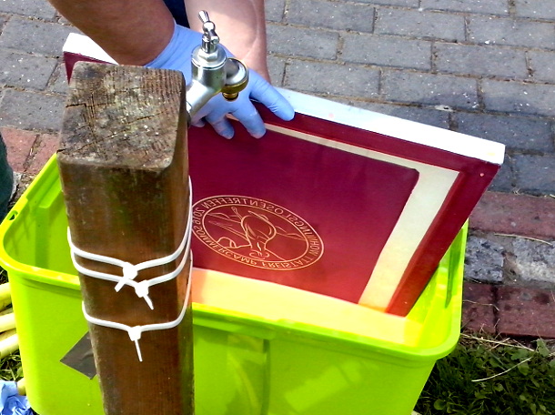 Siebdruck-Workshop beim Sommercamp: Waschen des Siebdruckrahmens
