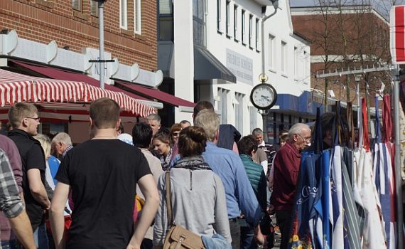 Flanierende Sulinger/innen auf dem Frühlingsfest