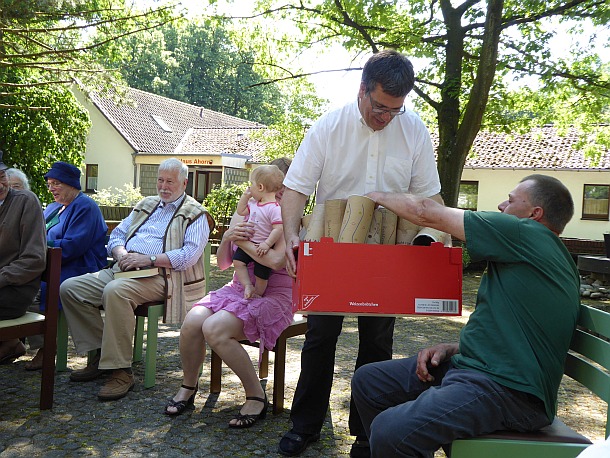 Selbstgemachte Trommeln zum Abschluss des Hofgottesdienstes - Juni 2016