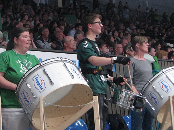 Begeistertes Publikum und trommelnde Fans