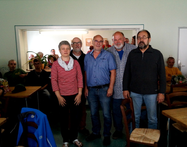 Verabschiedungsfeier in Haus Wegwende (vorne, v.l.n.r: Janine Huesmann, Projektleitung; Frank Kruse, Bereichsleitung WLH; Uwe Fangmann, Mitarbeitervertretung; Uwe Segelke, Heiner Wohlers)