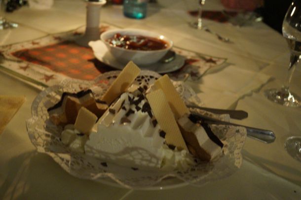 Eisdessert mit warmen Pflaumenkompott
