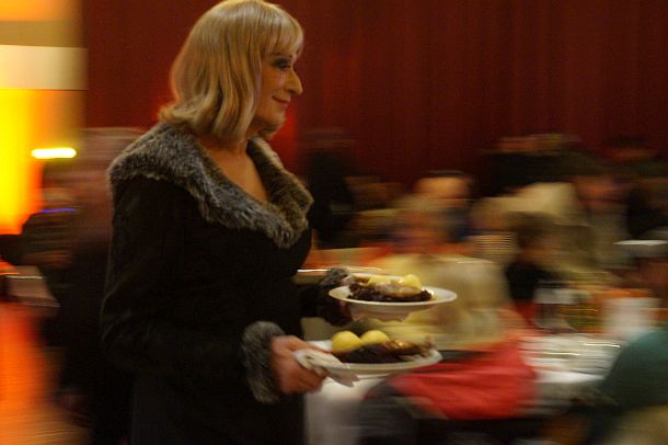 Die 6. Weihnachtsfeier im Congress Centrum Hannover - Lilo Wanders serviert für die Gäste