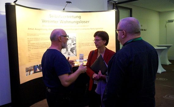 Informationen am Stand des Projekts Wohnungslosentreffen der Selbstvertretung Vereinter Wohnungsloser
