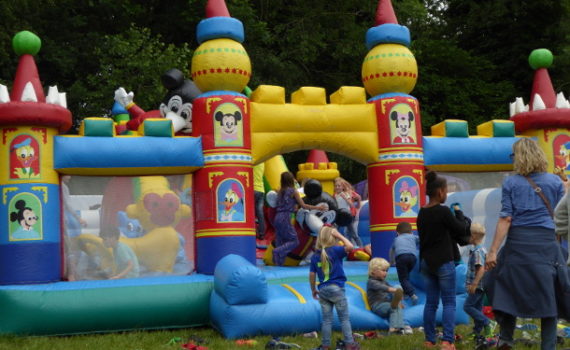 Große Hüpfburg beim ZOA 2016