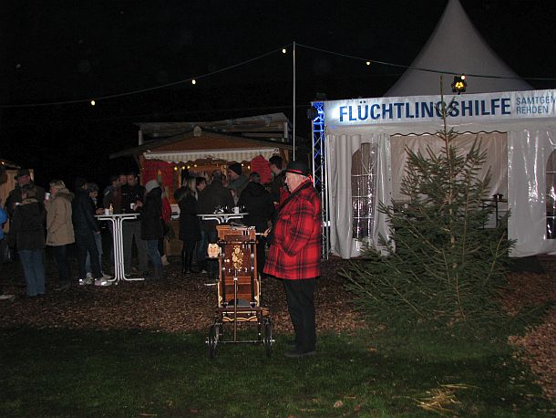 Stand der Flüchtlingshilfe Rehden auf dem Rehdener Weihnachtsmarkt 2015