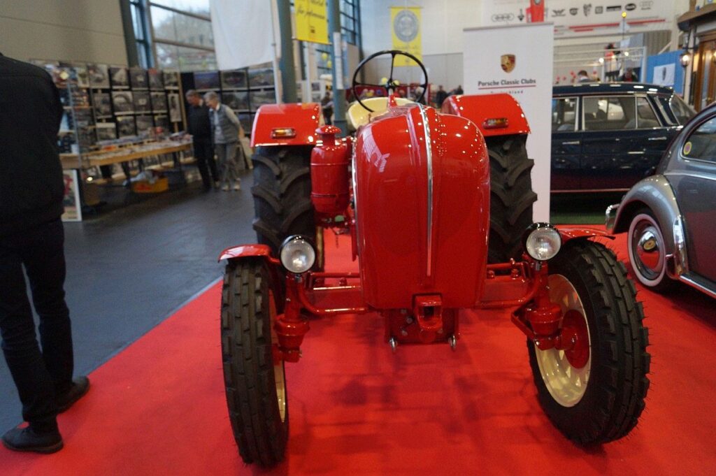 Oldtimerausstellung bei der Bremen Classic Motorshow: Roter Porsche Traktor