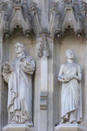 Christliche Märtyrer, Dietrich Bonhoeffer und Esther John, Westminster Abbey (Wikimedia.org)