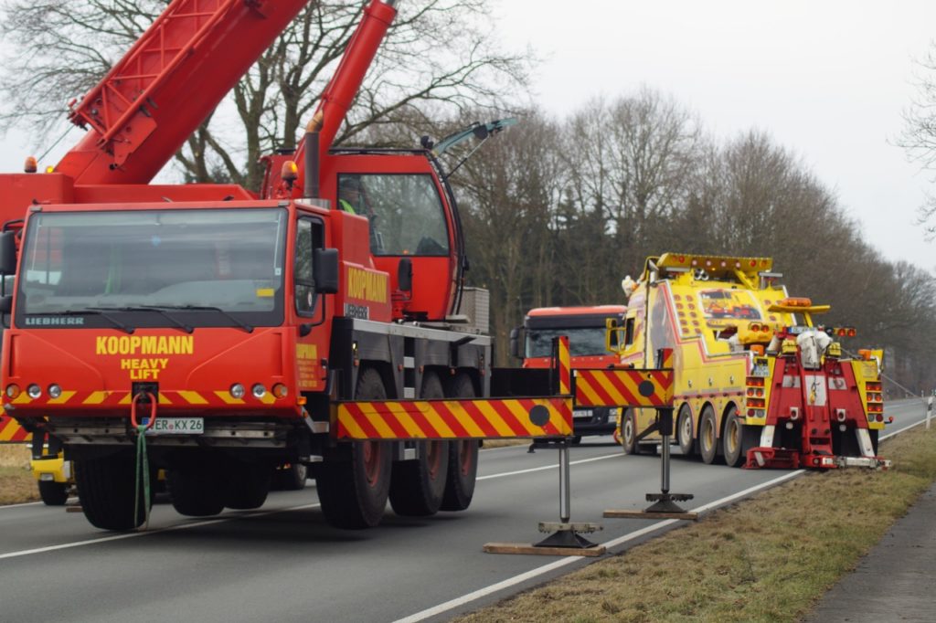 Mehrere Bergungsfahrzeuuge waren nötig, um den Transporter aus dem Graben zu heben