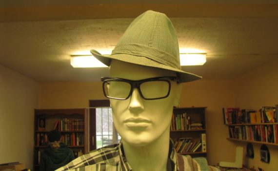 ... sowie Brille und Hut. Für gerade mal 5, 50 €uro ist Mann von Kopf bis Fuß fast komplett ausgestattet.