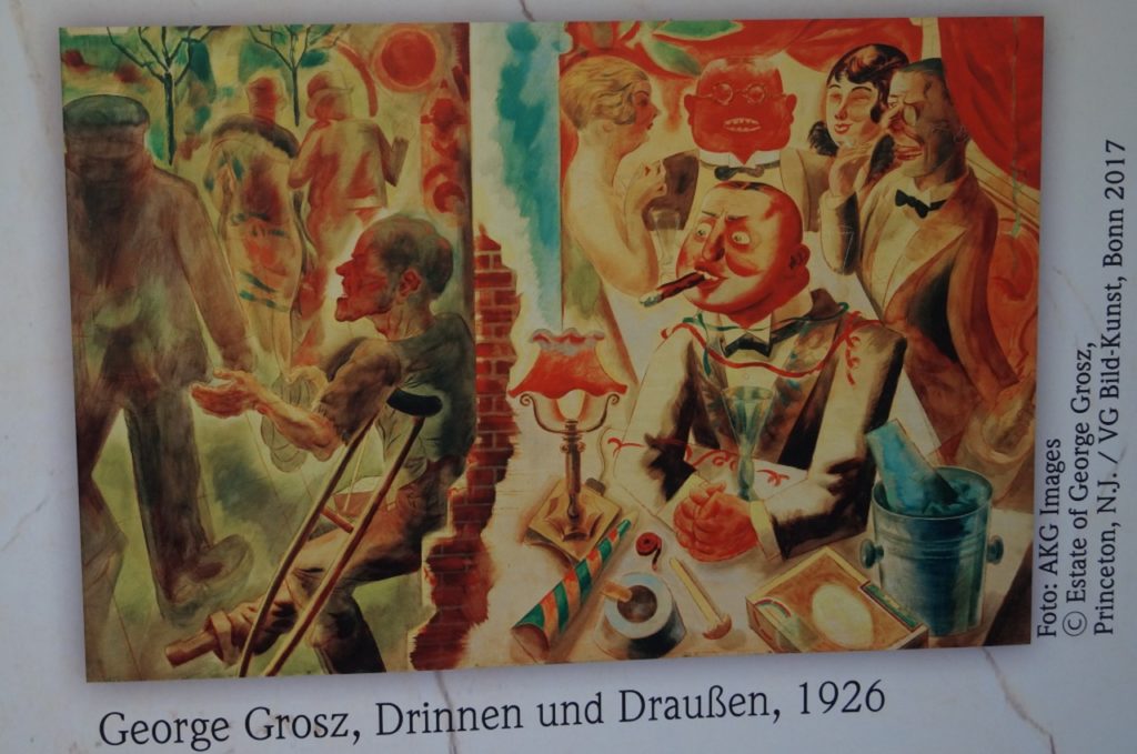 Der Berliner Künstler George Grosz veröffentlichte 1926 das Gemälde, das 92 Jahre später als ein Motiv während der Ausstellung diente
