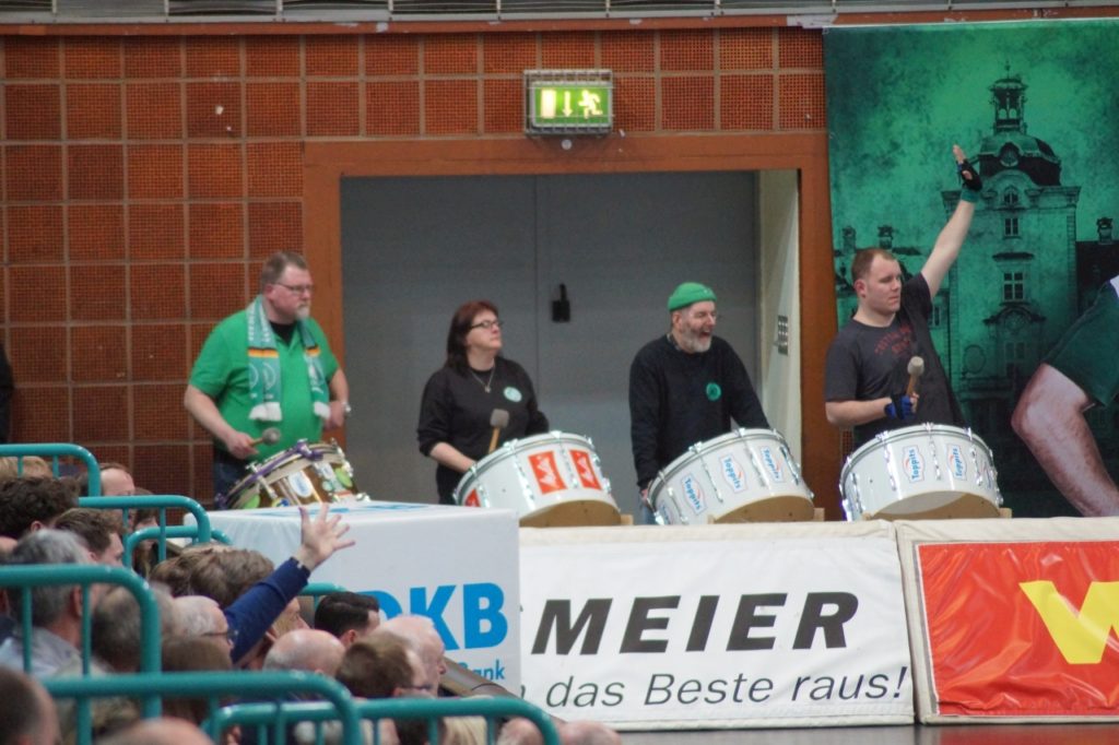 Kein Heimspiel in der KAMPA-Halle ohne Trommelwirbel. Die Minen verraten, das es Selbiges auf dem Feld nur vom Gegner gab