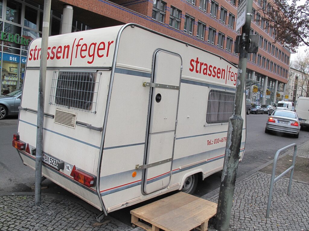 In diesem Caravan konnten sich die Verkäufer*innen ihre Zeitungen abholen