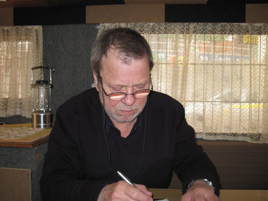 Werner Franke, Vertriebsmitarbeiter des „Strassenfegers“, im Strassenfegercaravan Werner Franke -- Vertriebsmitarbeiter des Strassenfegers im Caravan