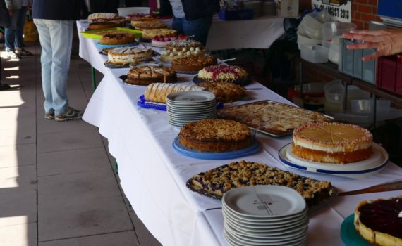 50 Jahre Freibad Barenburg - Zum Kaffee lockten selbstgemachte Torten und Kuchen