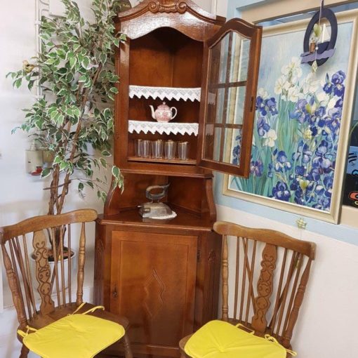 Rustikales Holz, aber wo bekommt bei der leeren Urlaubskasse jetzt noch an einen preiswerten Eckschrank? Na klar, im Stöberkästchen - für nur 60 €uro. Und für weitere 20 €uro gibt es passende Stühle dazu